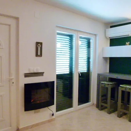 One Bedroom At 300 M Away From The With Furnished Terrace And Wifi Appartamento Nin
