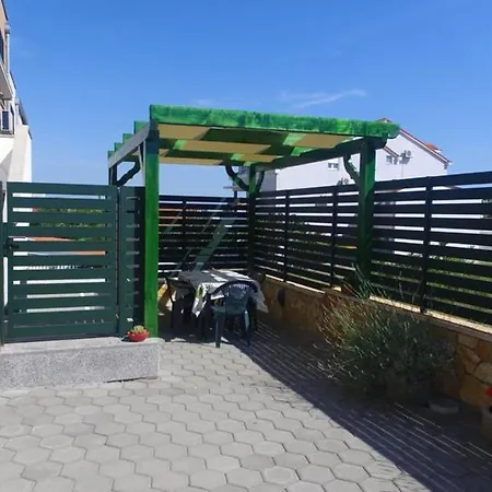 Appartamento One Bedroom At 300 M Away From The With Furnished Terrace And Wifi Nin